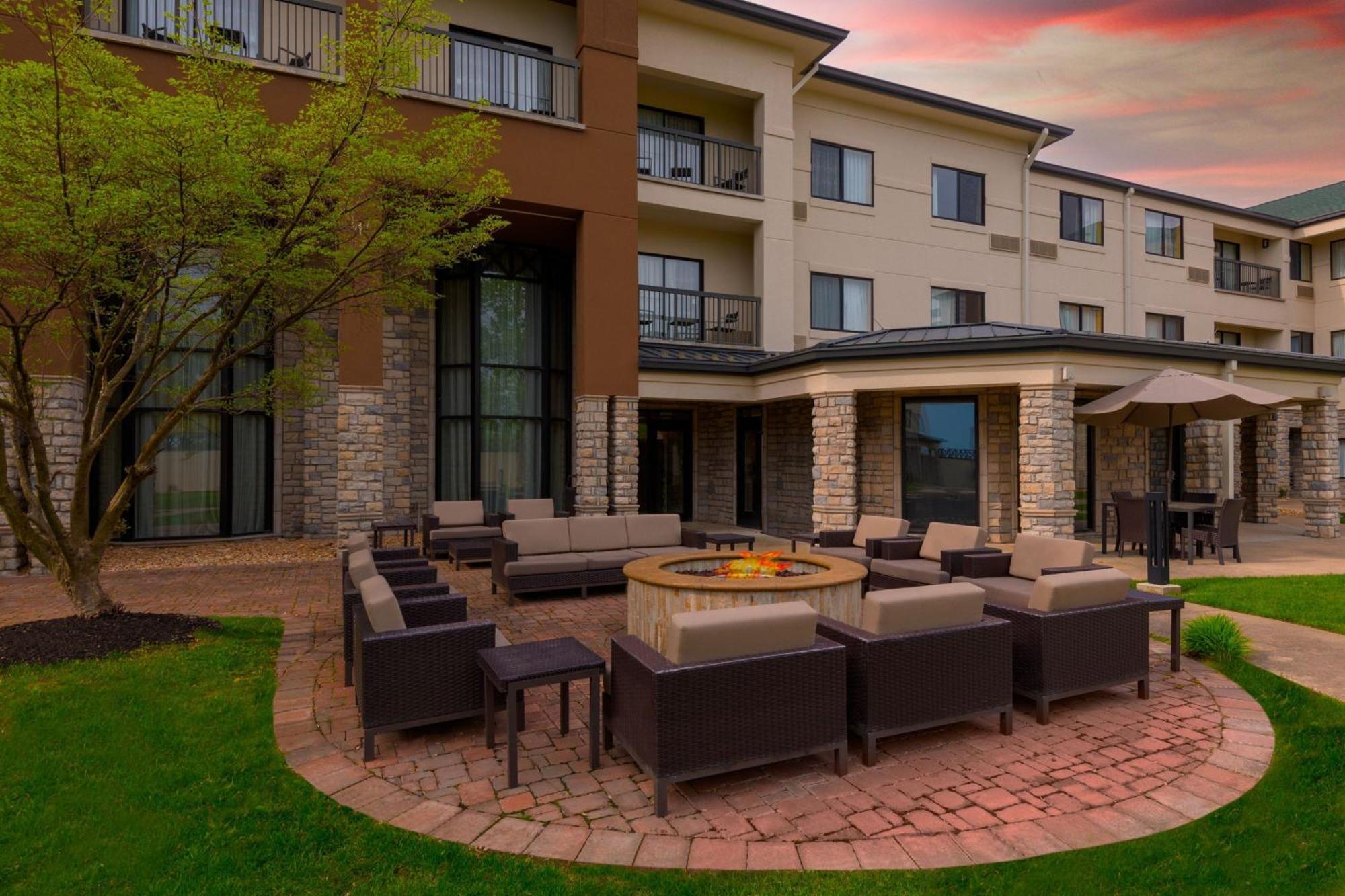 מלון Courtyard By Marriott Springfield Airport מראה חיצוני תמונה