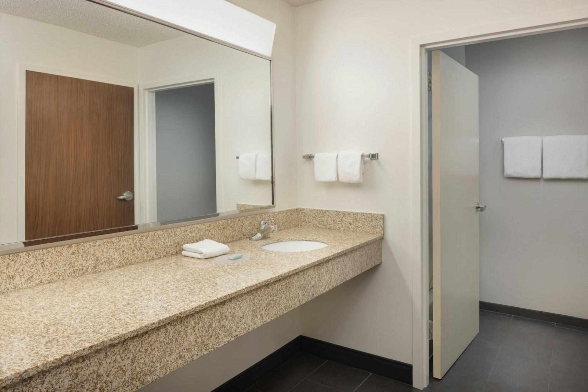 מלון Courtyard By Marriott Springfield Airport מראה חיצוני תמונה